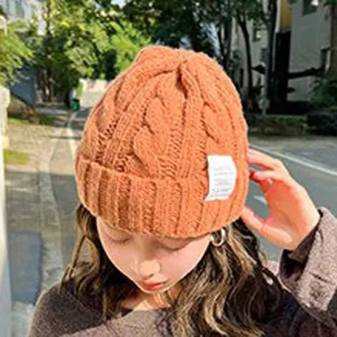 컬러풀 꽈배기 두툼비니 겨울 외출코디 라벨 포인트