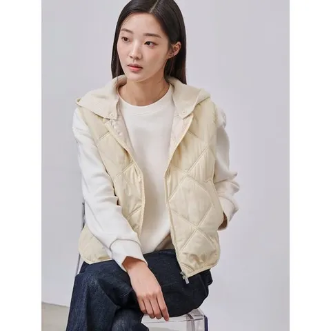 [빈폴레이디스] 니트 후드 다이아 스티치 퀼팅 베스트  아이보리