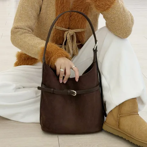 [맥끌라니] 벨티드 스웨이드 버킷백