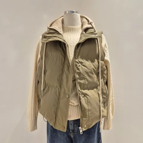 [ 롯데백화점 ][꾸즈]단추 후드니트배색 패딩 조끼(TQB53V6)