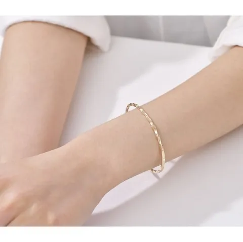 [ 현대백화점 ]미니골드 18k 트위스트 뱅글 팔찌 2.8mm BJUM4017