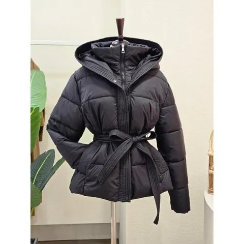 포커스 24FW4K9JP5014 하이넥 후드 벨티드 패딩 점퍼