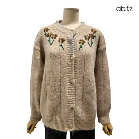 [ 롯데백화점 ][에이비에프지]플라워 자수 포인트 긴팔 니트 가디건 APY4GY36L