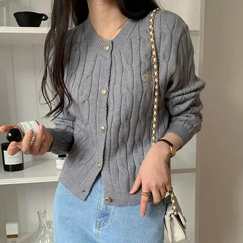 어썸 벨르 자수포인트 꽈배기 니트 가디건_264323