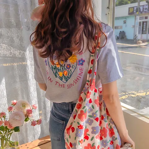 [리린][LABEL] 시즌레터링 봄플라워 자수 포인트 티