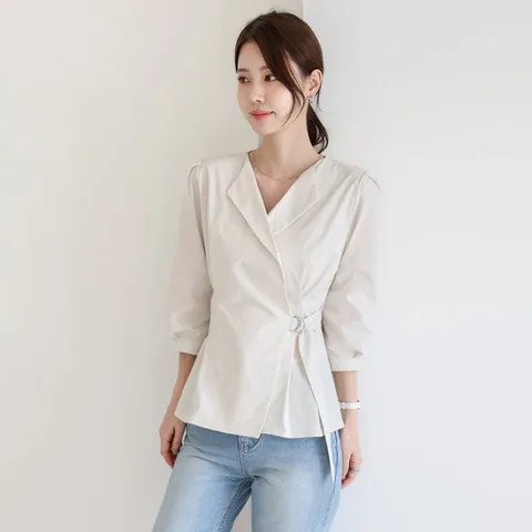 [오브리에] 뉴엘 7부 랩 페플럼 블라우스