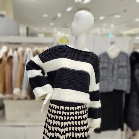 [ AK백화점 ][밸리걸] 스트라이프 배색 가오리핏 니트 240310