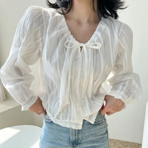 설세라 / 자수 브이넥 아일렛 크롭 리본 타이블라우스