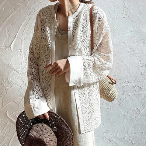 [유니제이] 코사지 펀칭 패턴 블라우스