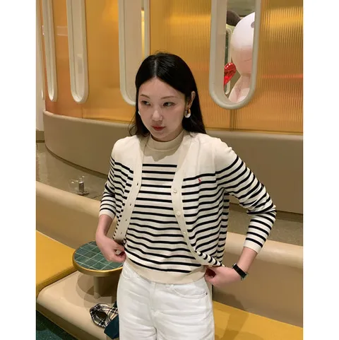 헤지스 여성 25SS 스트라이프 브이넥 폴리혼방 긴팔 가디건 블랙 HSSW5AC24BK