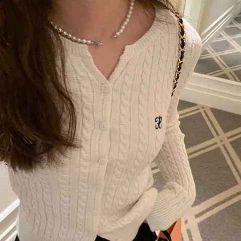 네이비 버튼 가디건 룩 직장인 사무실용 꽈배기