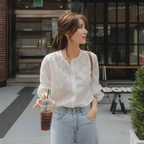 [저스트원] 에이브 꽃펀칭 라운드블라우스