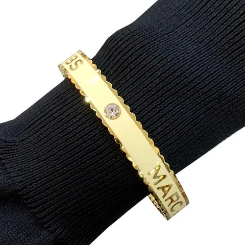 (명품) 23SS 마크제이콥스 메달리온 라지 스칼럽 뱅