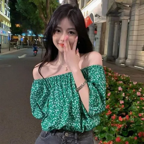잔꽃무늬 오프숄더 여성스런 퍼프소매 반팔 블라우스