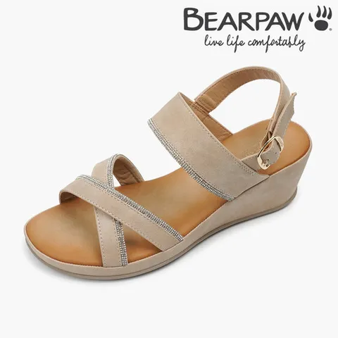 [ 롯데백화점 ][베어파우(슈즈)][여성] JACE 제이스 BEARPAW 베이지 버클 밴딩 스트랩 6CM 웨지 샌들 K29