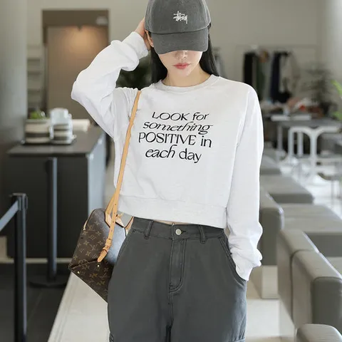 빼빼닷컴 라운드넥 자수레터링 세미크롭 맨투맨 티셔츠
