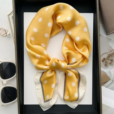 간절기 사용하기좋은 도트패턴 포인트 쁘띠사각스카프