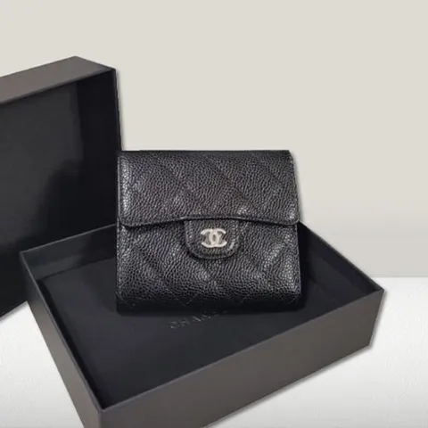 여성 샤넬 클래식 스몰 플랩 지갑 그레인드 카프스킨 & 실버 메탈 블랙 AP0231-Y01588-C3906