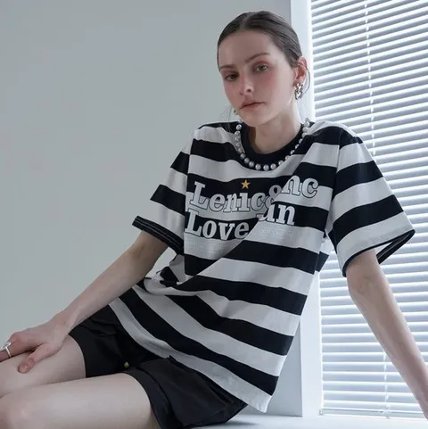 [ 롯데백화점 ]르니앤맥코이 진주넥로고스트라이프반팔티셔츠 MM06TS0027FJY