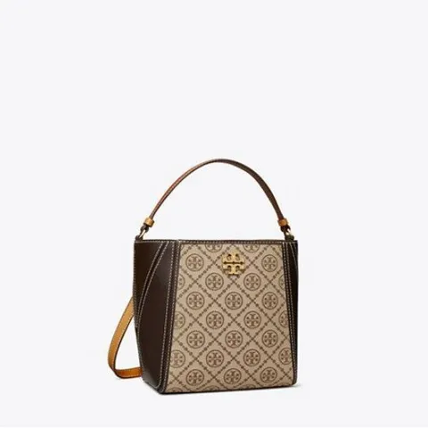 [25FW][토리버치 공식] 맥그로우 티 모노그램 스몰 버킷백 - 옐로위시 브라운