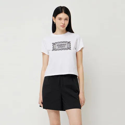 [시슬리] [Online Exclusive] 레이스 그래픽 크랍 티셔츠_SATSE5