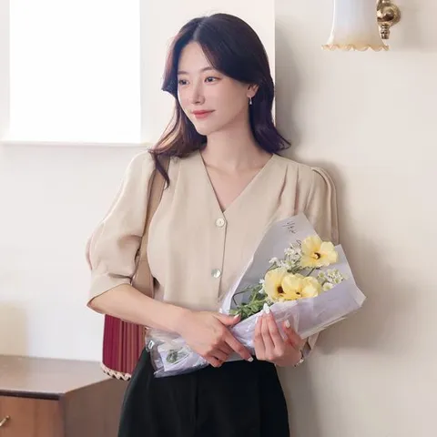 [시크라인]심플 브이넥 하프 슬리브 블라우스 여름 반팔 쉬폰 면적룩 하객룩 오피스룩 격식룩 출근룩