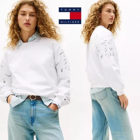 타미힐피거 TOMMY HILFIGER XW05201-YCF 여자 아일렛 자수로고 맨투맨 티셔츠