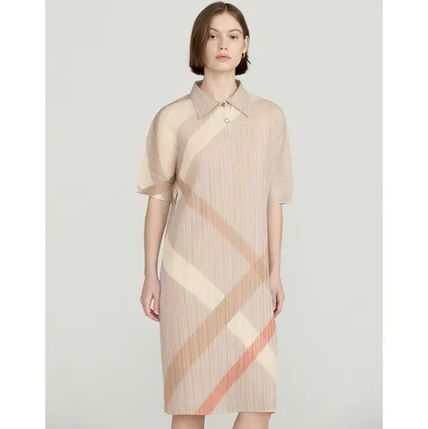 닥스 여성 25SS 플리츠베이지 사선 체크 반소매 카라 원피스 DLDR5BP27I2