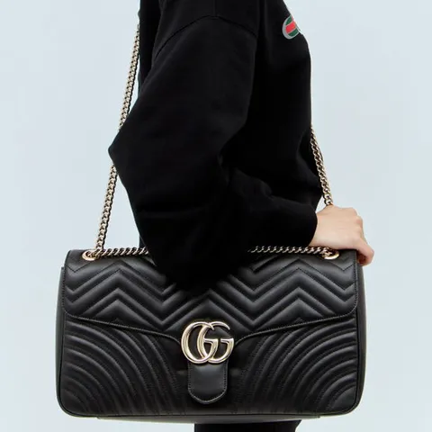 25 FW 구찌 GG 마몽트 로고 쉐브론 퀼트 레더 체인 플랩 숄더백 블랙 788371 AADPJ 1000