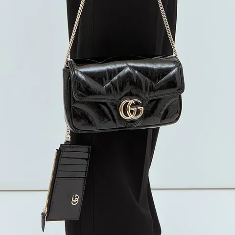 25 FW 구찌 마몽트 GG Marmont 페이턴트 미니 숄더백 블랙 751526 AADP6 1000