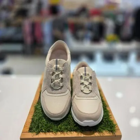 허시파피 세이브존04 여성컴포트카주얼에나멜큐빅밴딩경량스니커즈 33FQ487