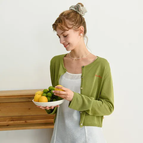 [ 롯데백화점 ][피그먼트]레터링 자수 크롭 가디건