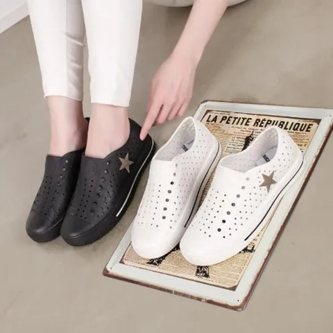 [옷자락]여자 캐주얼 PVC 펀칭 별장식 물빠짐 아쿠아 샌들