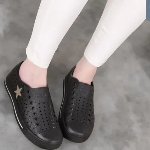 [옷자락]여성 캐주얼 PVC 구멍 장식 물빠짐 아쿠아 샌들