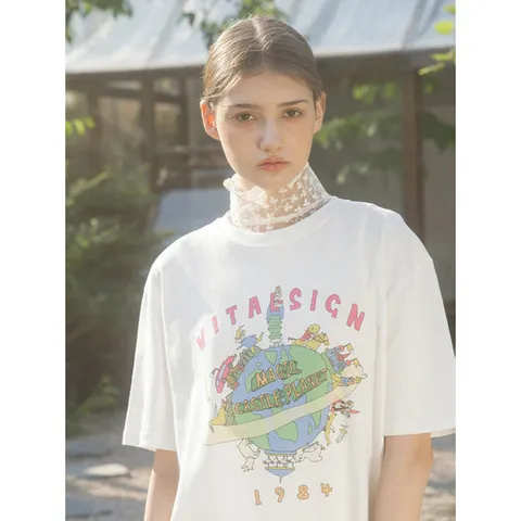 [ 롯데백화점 ][바이탈싸인] 매직 캐슬 플래닛 티셔츠 [25MNSUTOP01IV]