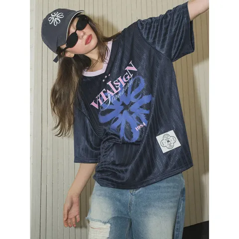 [ 롯데백화점 ][바이탈싸인] [LINE] 글로시 스트라이프 로고 티셔츠_Navy [25LNSPTOP01NV]