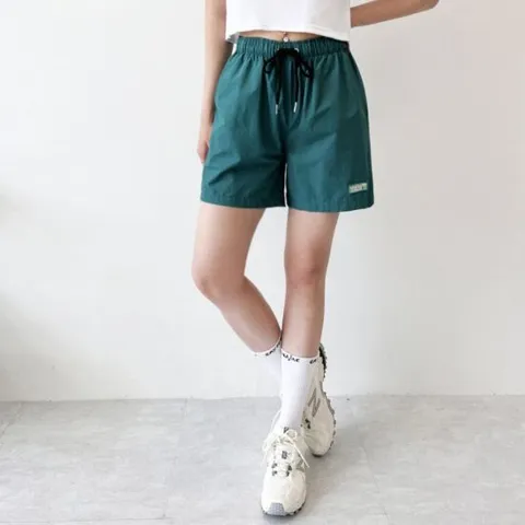 와펜 로고 포인트 여자 나일론 쇼츠 반바지 우븐 여자하의 우븐쇼츠 우븐반바지 반바지 숏팬츠 운동 조깅 나일론 등산 밴딩팬츠 러닝 쇼츠 여자바지