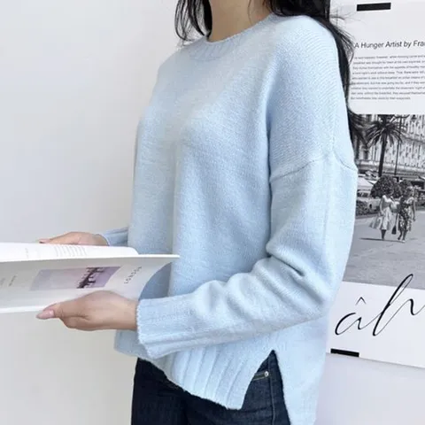 가을 여자 하늘색 라운드넥 니트 옆트임