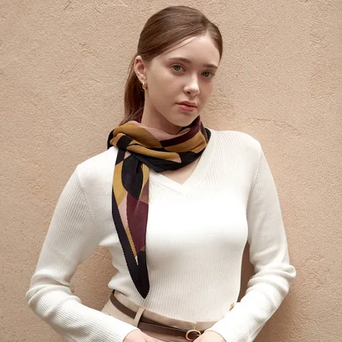 엘르 헤이즐넛 주름 다이아 스카프 SE543P401