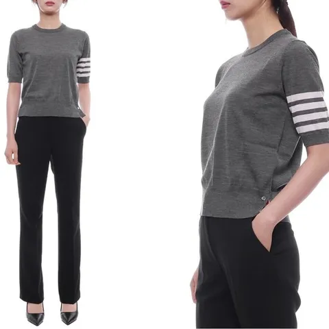 [톰브라운] 25SS 여성 사선 스트라이프 울 반팔 니트 (FKA471B Y1014 035 25S)