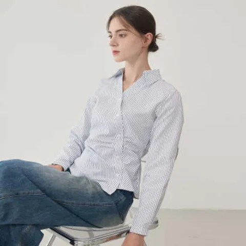 라임스토리 스트라이프 사선 셔링 블라우스 LJ8BL210