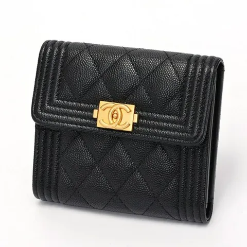[패피스 중고명품] 샤넬 보이 샤넬 트라이폴드 콤팩트 캐비어 스킨 블랙 지갑 (W-WL-CHA-001777)