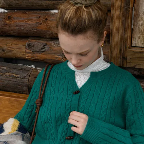 [ 롯데백화점 ][피그먼트]꽈배기 라벨 가디건