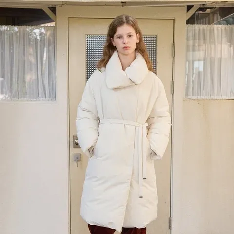 [ 롯데백화점 ][올리브데올리브]통통이 벨트장식 볼륨카라 롱다운 점퍼 OP5WMB03