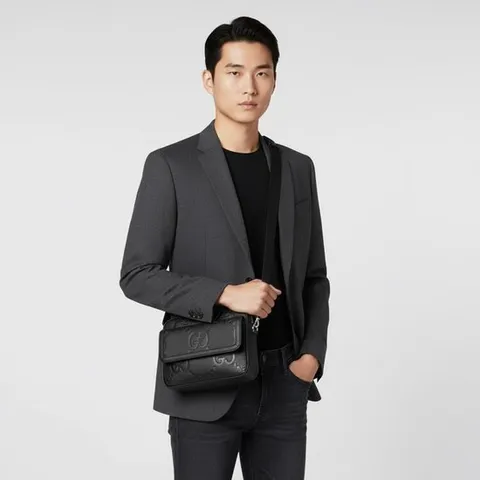 구찌 남성 GG 점보 로고 레더 스몰 크로스백(블랙) 794088 AABY0 1000