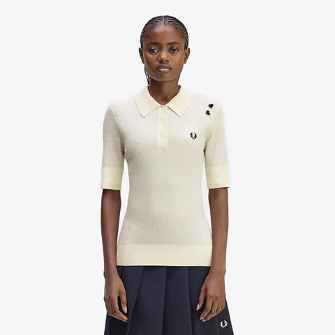 [ 롯데백화점 ][Amy Winehouse] 에이미 메탈릭 립 니트 폴로 셔츠 - 에크루 AFPF2531104-560