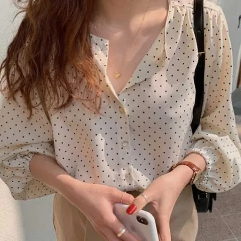여자데이트미팅복장 여자 땡땡이 도트 무늬 심플 디자인 하객룩 블라우스