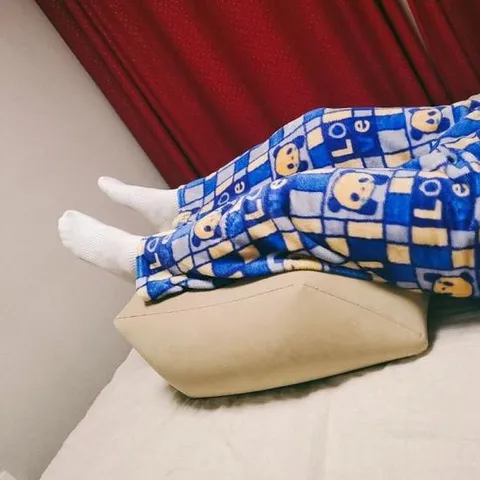 에어다리베개 에어발쿠션 종아리의 편안한 휴식 다리베개