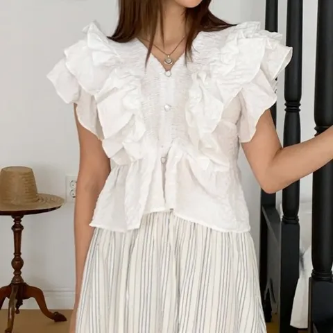 [디작소]숄더 3단 프릴 하트 단추 민소매 블라우스
