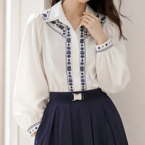 플라워 자수 카라 포인트 셔츠